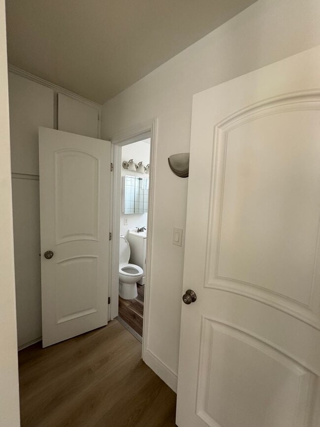 Building Photo - 1 Bedroom in Gardena With Parking Included...