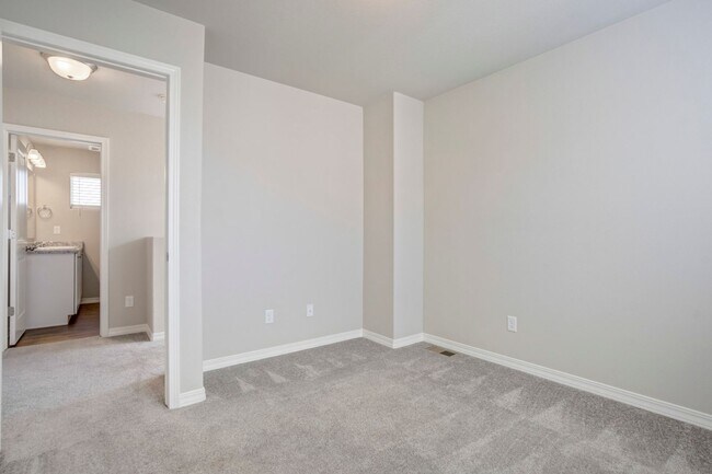 Building Photo - Modern 3bd Home Near Peterson AFB on Power...