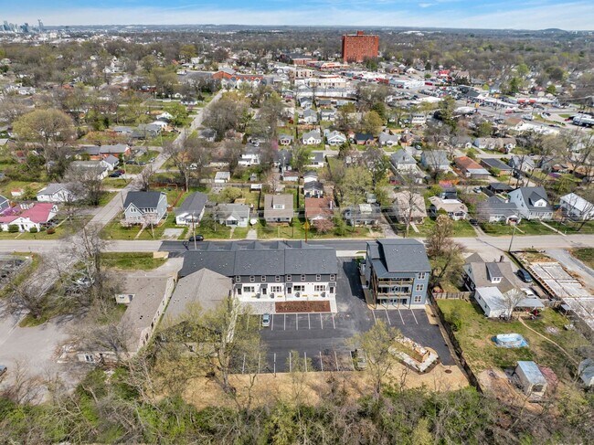 Building Photo - 425 Veritas St