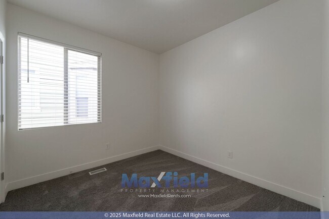 Building Photo - BRAND NEW CARPET - 6BD 4BTH 2GAR - Home in Lehi