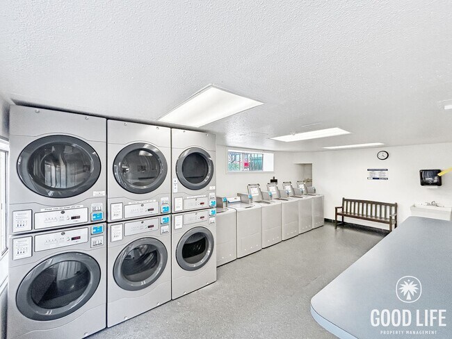 Building Photo - Beautiful 2B/1.5BA Condo W/ AC & Reserved Parking in Point Loma!