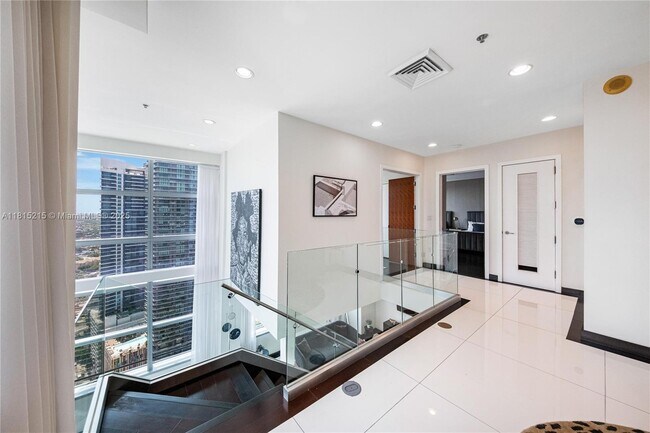 Building Photo - 1395 Brickell Ave