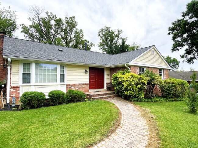Building Photo - Beautiful 5 bedroom/2.5 bath with large yard