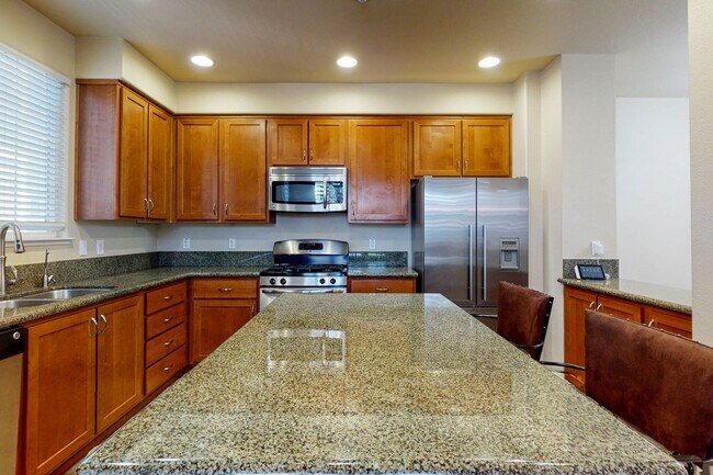 Building Photo - Town House Near Downtown Pleasanton  3 Bed...