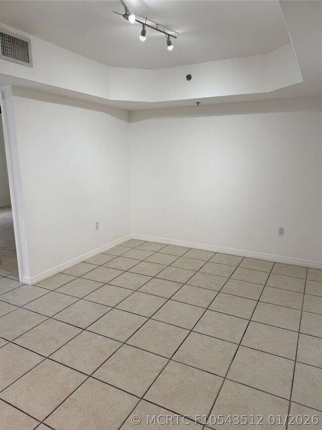 Building Photo - 9300 Fontainebleau Blvd