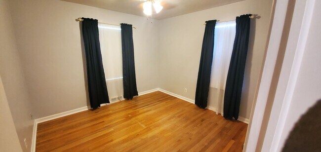 Building Photo - College View Cutie!