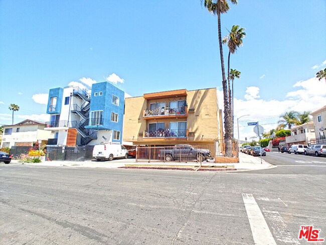 Building Photo - 453 N Kingsley Dr
