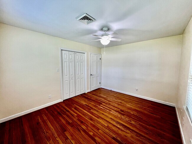 Building Photo - Brick ranch on half acre lot in Virginia B...