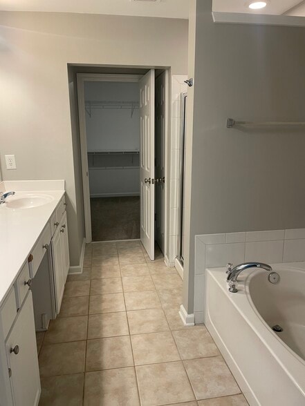 Large Master Bath with Jacuzzi Tub - 5734 Evadale Trce