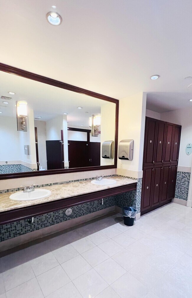 Building Photo - 19900 E Country Club Dr