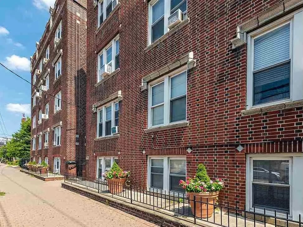 Building Exterior - 3718 Park Ave