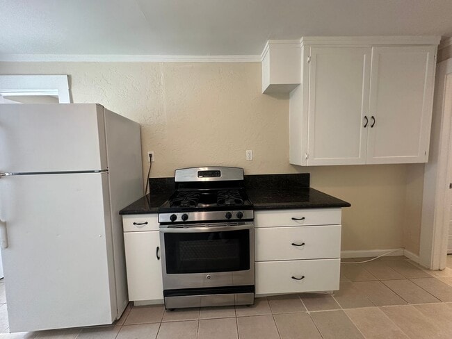 Building Photo - 3 Bedroom 2 Bathroom Home with Yard