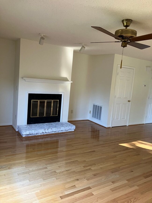 Building Photo - End-unit 2BR/2.5 BA in Oak Ridge Meadows!