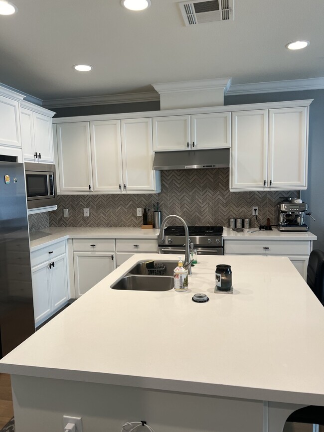 Building Photo - Gorgeous 3 Bed, 2.5 Bath Condo in Perfect ...