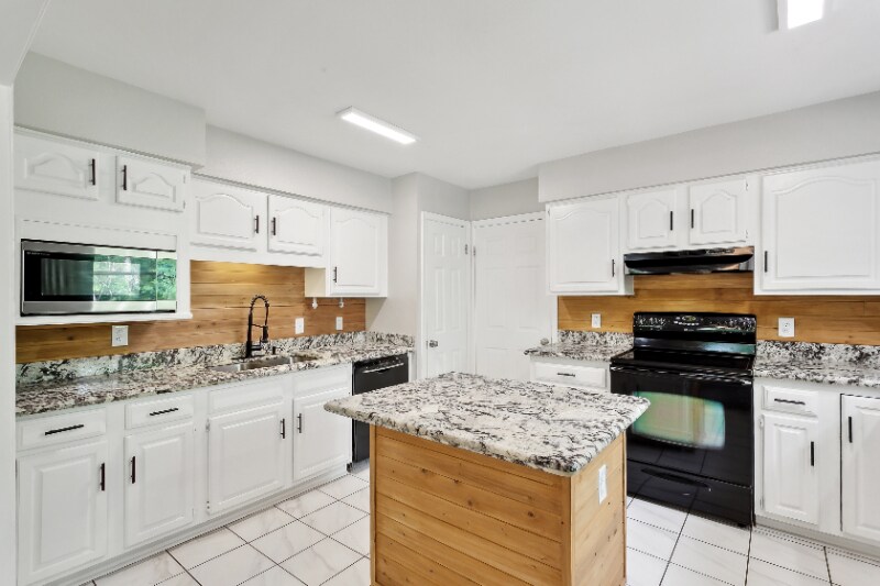 Building Photo - 18030 Derbes Dr