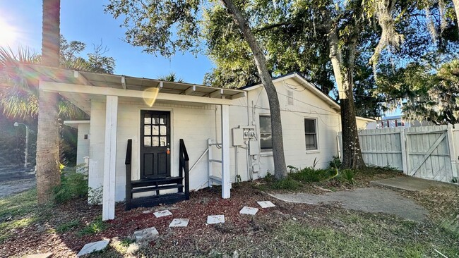 Building Photo - 3 bedroom 2 bath Single Family Home within...