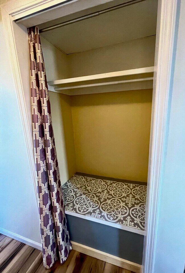 Building Photo - 702 S Washington Ave