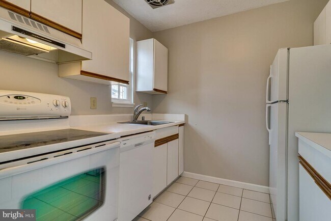 Building Photo - 1708 W Abingdon Dr