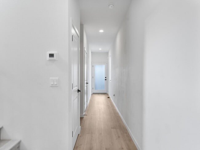 Building Photo - Light-Filled w/ Modern Finishes - 3?Bed / ...