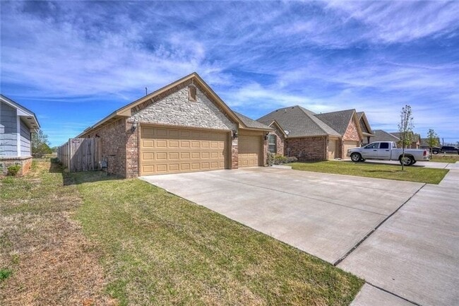 Building Photo - St James Park Home in Norman - Community Pool!  Available in April!