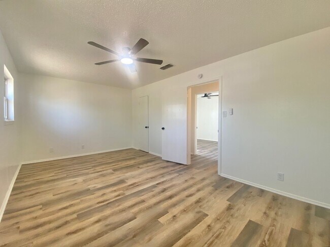 Building Photo - 605 5th St