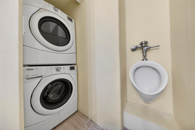 Building Photo - 6852 Skyline Dr