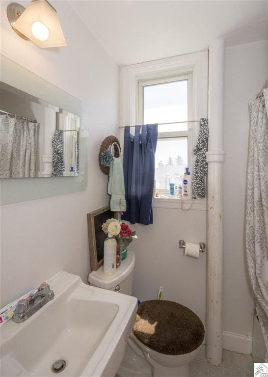 Building Photo - AVAILABLE JUNE 1ST- Terrific 3 Bed 2 Bath w/ Lake Views