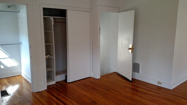 Building Photo - Fantastic and Bright Second Floor Duplex!