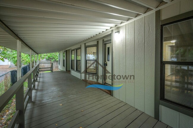 Building Photo - 3 Bedroom 2 Bathroom Home with Carport Available in Coeur d'Alene!