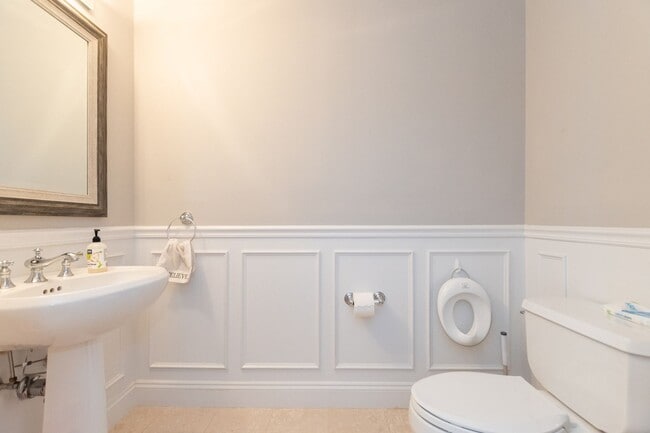 Building Photo - Amazing Brookline 3 bed 2.5 bath....