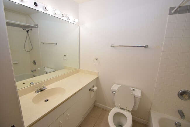 Building Photo - PARKGLEN AT WAIKELE – Clean and well-maint...