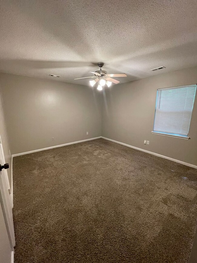 Building Photo - This Adorable 2 bedroom 2 bath duplex is l...
