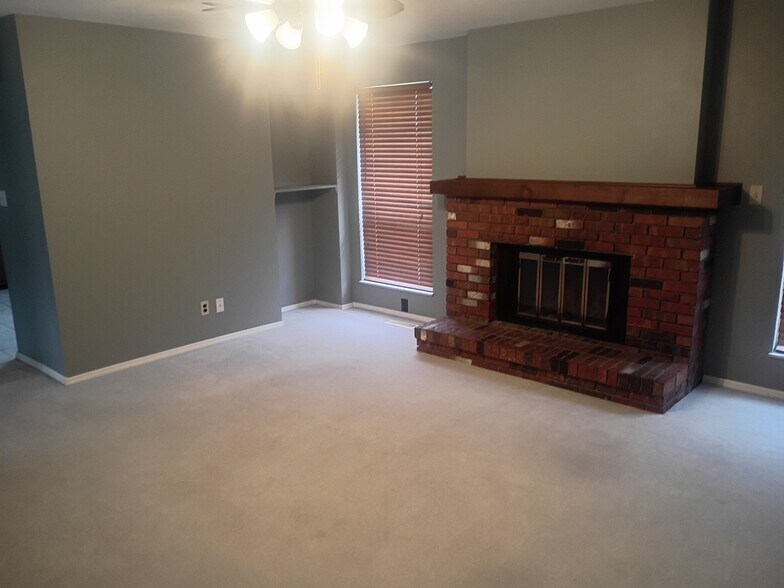 Building Photo - 4863 Vermilion Dr