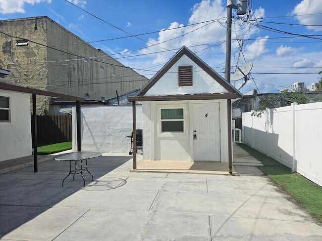 Building Photo - 425 Ardmore Rd