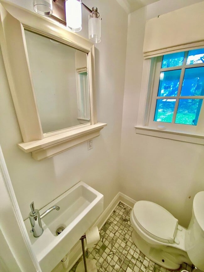 Building Photo - Stunning 4 Bed/3.5 Bath Historic Home - Be...