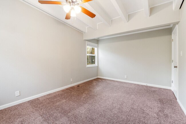 Building Photo - Gorgeous 5 bedroom, 2.5 bath House on a .88 Acre Lot in Fort Smith!