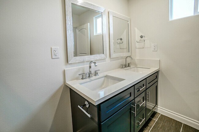 Building Photo - 1118-1118 1/2 W 39th Pl