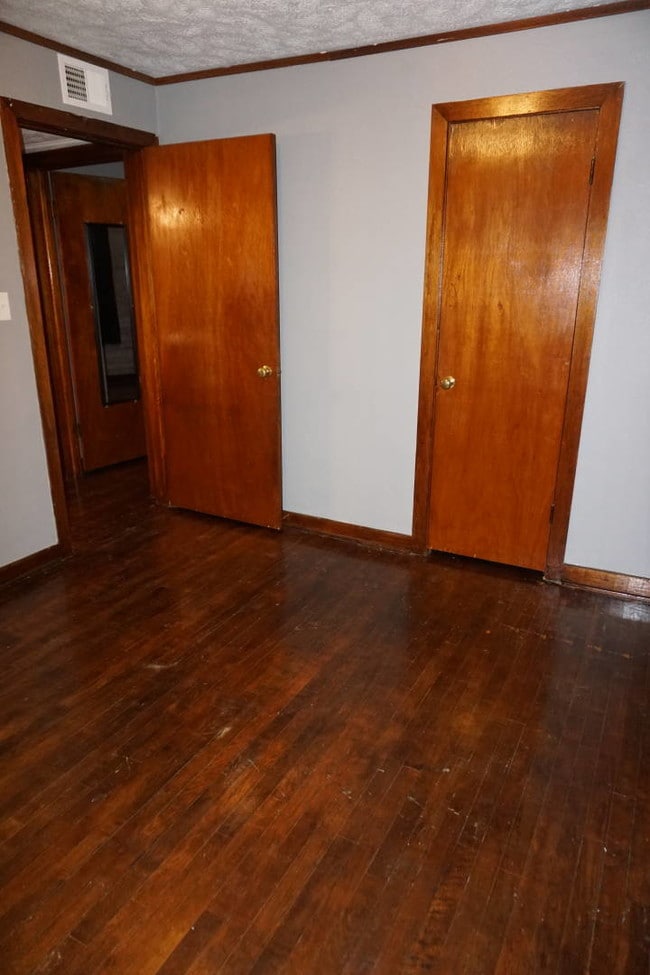 Building Photo - 204 N Geri St