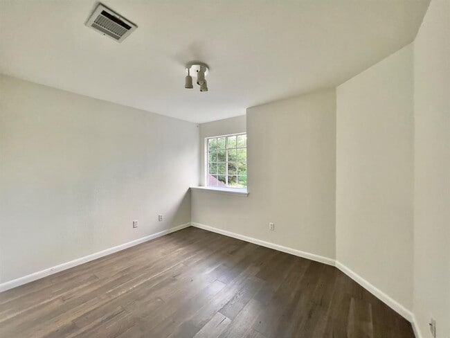 Building Photo - 7701 Peabody Dr