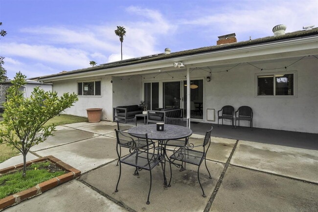 Building Photo - FULLY FURNISHED Mid-Century Modern 3 Bed R...