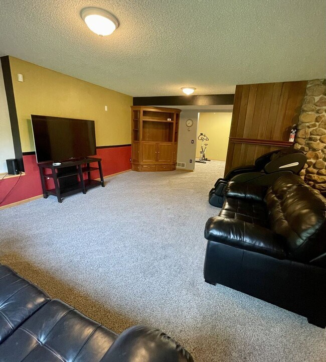 Building Photo - Spacious country Home on 13 acres
