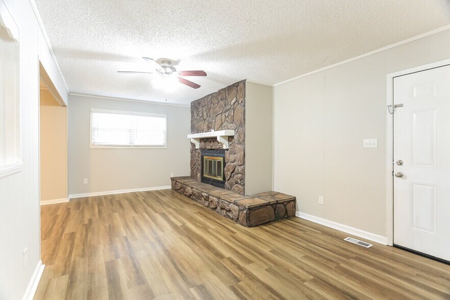 Building Photo - 817 Hillview Dr