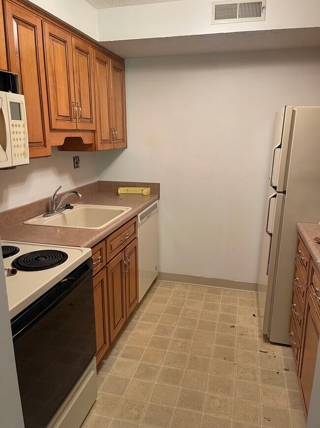 Building Photo - 3 Stratford Rd