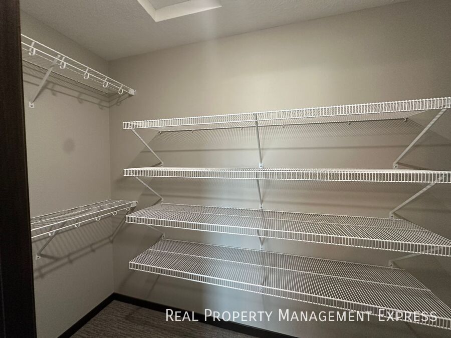 Building Photo - $500 OFF First Month's Rent! 4 Bed 3 Bath ...