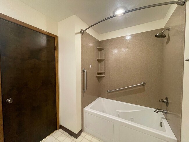 Building Photo - Baker Woods Home!