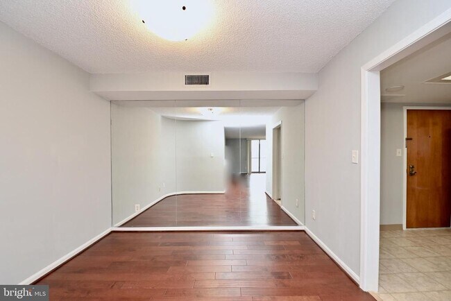 Building Photo - 1101 S Arlington Ridge Rd
