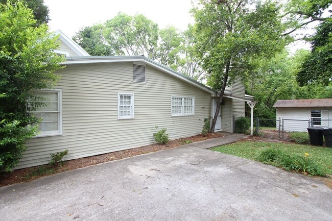 Building Photo - Lovely Duplex For Rent