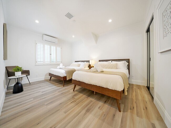 Building Photo - Luxe 5+4.5 w/detached studio, downstairs e...
