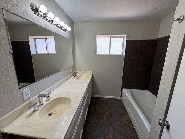 Building Photo - 5 Bedroom Near GCU