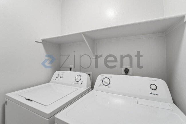 Building Photo - 3852 E Fruitvale Ave